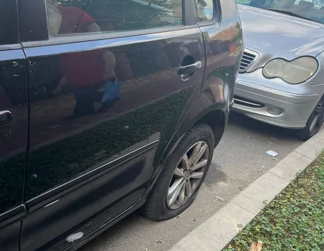 Zeci de maşini vandalizate în Constanţa. Poliţia caută faptaşii