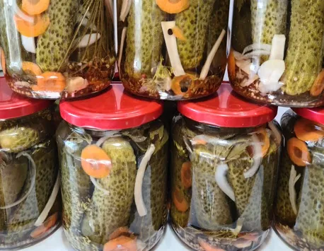 Castraveţi muraţi în otet, reţeta bulgărească. Ingredientul care te ajută să ai o salată de boef perfectă de Revelion