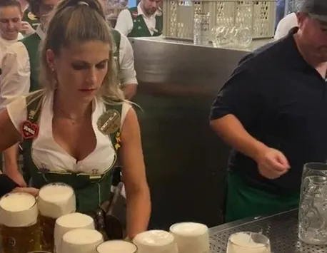VIDEO Cea mai puternică chelneriță din lume ridică 13 halbe uriașe. Internauții au cerut-o de nevastă