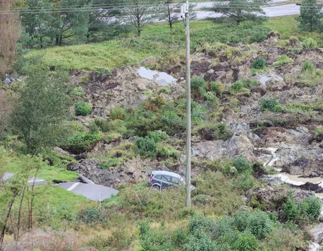 O autostradă s-a prăbuşit pe o porţiune de circa 100 de metri, în Suedia. Mai multe maşini sunt avariate