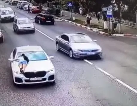 Scene incredibile în Găeşti. O nevastă şi-a prins bărbatul cu amanta în maşină! S-a urcat pe capotă şi a vrut să spargă parbrizul VIDEO