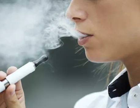 Mâine se dezbate în Senat inițiativa care propune interzicerea comercializării țigărilor electronice către minori! Asociația industriei de vaping susține proiectul! Dragoș Bucurenci: „Produsele cu nicotină nu sunt destinate minorilor!”