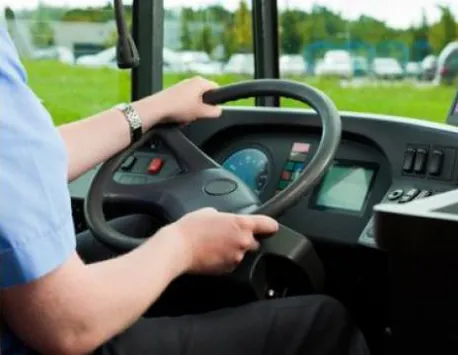 Se caută șoferi de autobuz, iar salariile sunt de 4.400 de euro pe lună. Ce condiții trebuie să îndeplinească viitorii angajați