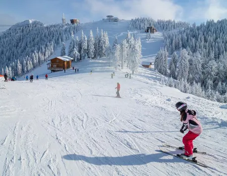 Cât costă o zi de schi în Poiana Brașov. În buget intră pachetul complet: echipament, parcare și abonament de transport pe cablu