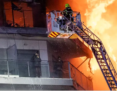 VIDEO Incendiu la o clădire cu 14 etaje din Spania, zeci de locatari sunt prinşi înăuntru