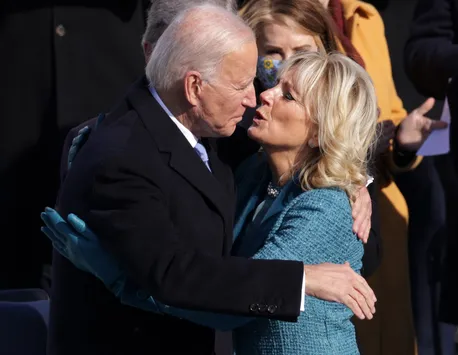 Joe Biden stârneşte un nou val de ironii după ce dezvăluie secretul unei căsătorii fericite: „Nu există cantitate de Viagra care să-l poată ajuta”