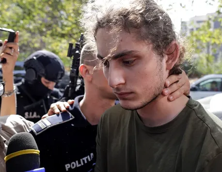 UPDATE Procesul lui Vlad Pascu, amâncat. Părinții victimelor cer ca tânărul să fie acuzat de omor: „Nu ne va alina durerea, dar măcar să fie pedepsit”