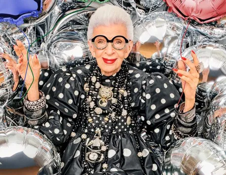 Iris Apfel a murit la vârsta de 102 ani. Era considerată un simbol al universului modei din New York