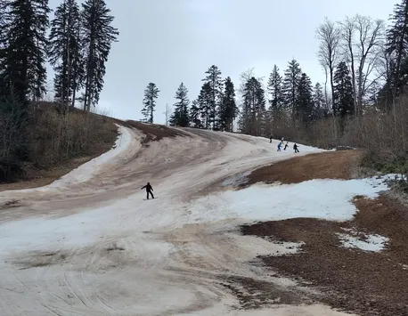 Cel mai scurt sezon de schi! O parte dintre pârtiile din masivul Postăvarul sunt închise în weekend din cauza vremii