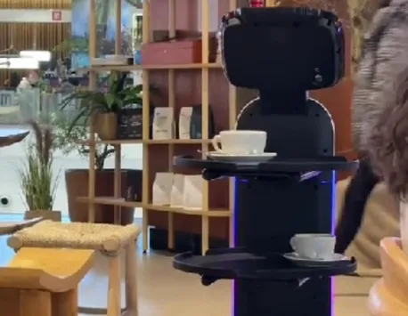 VIDEO Viitorul este aici! Chelneri roboţi servesc la mese într-un local din Cluj