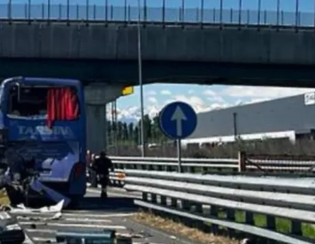 Autocar plin cu români, implicat într-un accident cu un TIR, în Italia. Autostrada A4 Torino-Milano a fost blocată