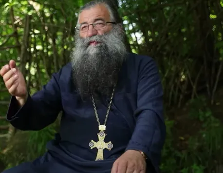 Preotul Nicolae Tănase insistă cu pedepsirea victimelor violurilor dacă a contribuit la derapajul celui in cauză, respectiv printr-o îmbrăcăminte indecentă… provocatoare…gesturi”