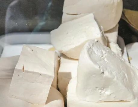 Din ce este făcută brânza, de fapt. Românii nu vor mai consuma alimentul în aceeași măsură ca până acum