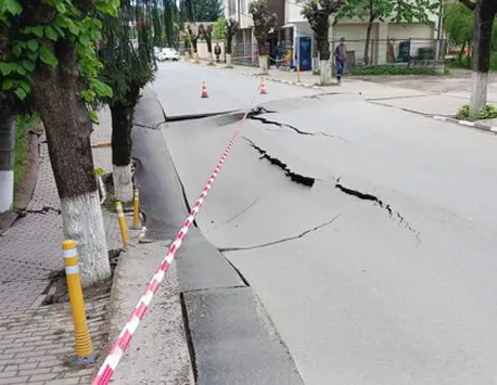 Crater ca după cutremur în Prahova, populaţia a fost evacuată din zonă