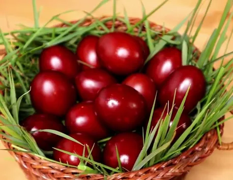 De ce se vopsesc ouăle în roșu de Paște. Legenda din spatele acestui obicei