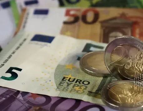 UE limitează plățile cu bani cash! Cum încearcă Parlamentul European să prevină spălarea banilor. Suma maximă ce mai poate fi folosită