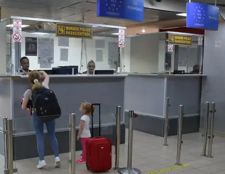 S-a schimbat legea care le permite românilor să plece în străinătate. Ce trebuie să ştie persoanele care ies din ţară cu minori