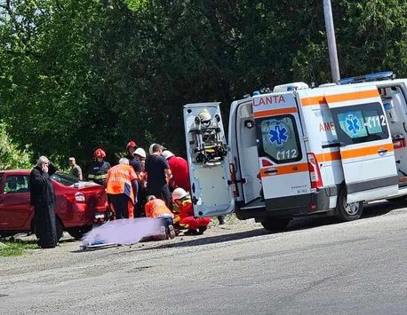 Accident teribil în Oneşti. Părinţii parintelui Nicolae Zaharia au murit după ce maşina s-a lovit de un stâlp
