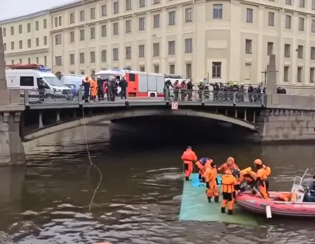 Tragedie la Sankt Petersburg. Un autobuz cu 20 de pasageri a căzut într-un râu. Șapte persoane au murit
