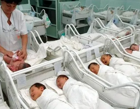 Reacția șocantă a medicului după ce a încurcat doi bebeluși în maternitate: „Mi-a spus în față că trebuie să zic mersi”. A fost depusă o plângere penală