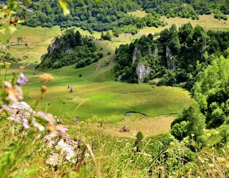 Cine sunt românii care trăiesc în „Palma lui Dumnezeu”. Colțul de Rai din munți este tot mai căutat de turiști