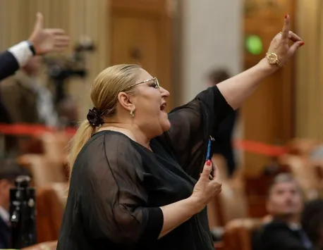 Diana Șoșoacă a făcut, din nou, circ în Parlamentul României, cu ocazia ședinței solemne dedicate prieteniei dintre România și Israel: ”Am ajuns sclavi în țara noastră? Trădătorilor!”