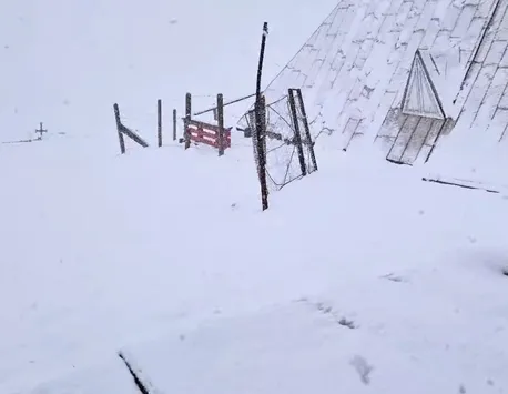Un nou val de frig peste România. Meteorologii anunță ninsori la munte în luna mai, ploi în rest la începutul săptămânii, apoi vin temperaturi de vară