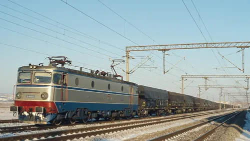 Tren de călători blocat în câmp la Petroșani. Circulația a fost reluată după aproape trei ore