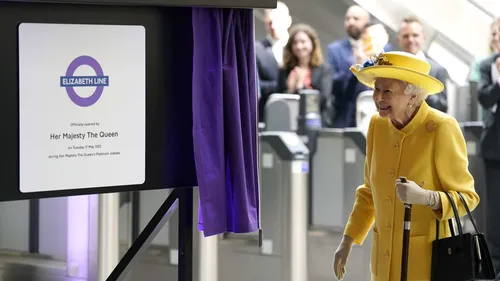Regina Elisabeta a II-a, apariţie surpriză, la metrou. Suverana a inaugurat un proiect de 24 de miliarde de dolari VIDEO