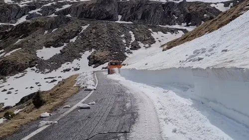 Zăpadă de 5 metri pe Transfăgărăşan. Când ar urma să fie deschis drumul