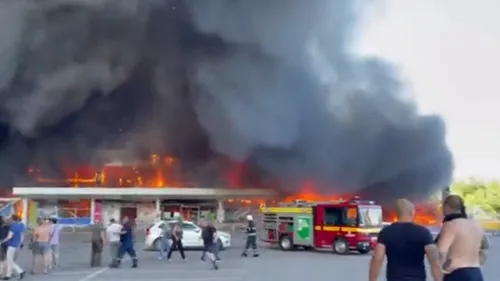VIDEO şocant Momentul în care rușii bombardează un mall, surprins de camerele dintr-un parc. Oameni disperați sar în lac
