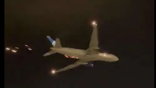 Un avion cu peste 250 de pasageri la bord, la un pas de tragedie. Din aeronavă au început să sară scântei după decolare VIDEO
