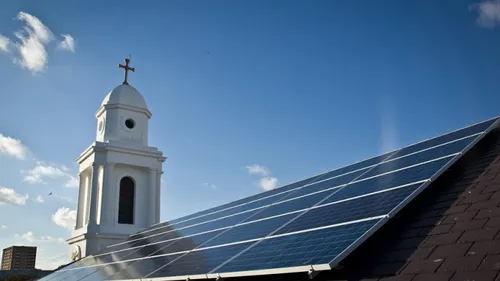 Modificare majoră în programul “Casa Verde Fotovoltaice” 2023. Veniţi şi luaţi lumină ieftină de la biserică!