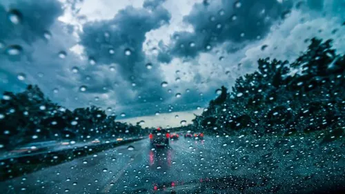 Ploaie torenţială pe A2 Bucureşti-Constanţa. Poliţiştii rutieri atrag atenţia şoferilor asupra pericolului de acvaplanare