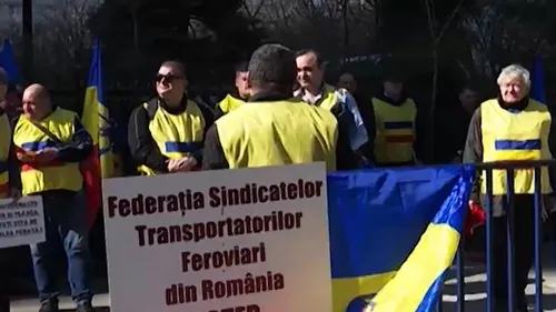 Angajații CFR au ieșit din nou în stradă și amenință cu greva generală în plin sezon estival. Protest la Ministerul Transporturilor