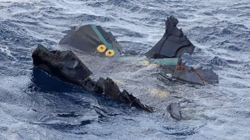 Avion prăbuşit în larg, a fost găsită cutia neagră. Toţi pasagerii de la bord au murit, momentan au fost recuperat 7 cadavre