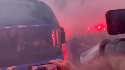 Gafa anului, VIDEO: Fanii Barcelonei şi-au atacat propriul autocar din cauza fumului gros