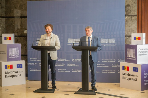 Bani de la stat pentru elevii claselor I IX a Aproape 300 000 de