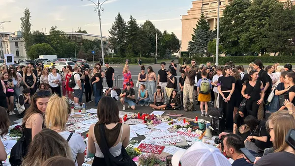 Protest împotriva violenței asupra femeilor în Capitală, după moartea Teodorei Marcu: „Nu e normal să te bată, normal e să facă pușcărie pentru asta”. Primele imagini EXCLUSIV
