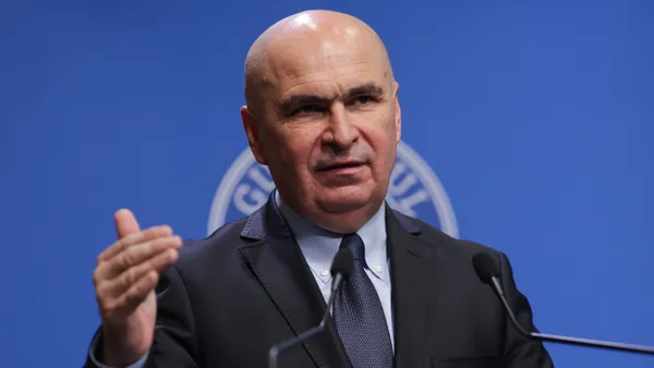 Ultima zi în care Bolojan mai poate salva 800 milioane de euro din PNRR. Guvernul își angajează răspunderea pe reforma pensiilor speciale, în pofida avizelor negative de la CSM și CES