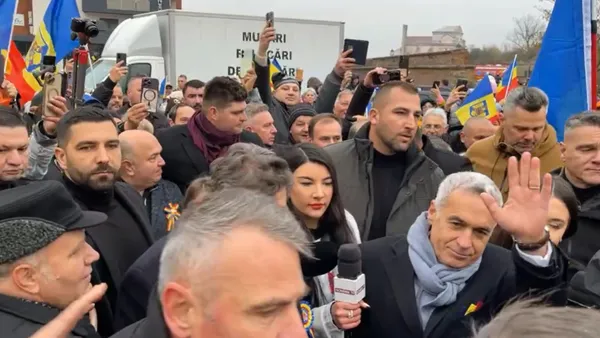 Călin Georgescu, aşteptat la Alba Iulia cu pancarte cu „Turul 2 înapoi”: „Corabia România se scufundă, iar celor de azi nu le pasă”