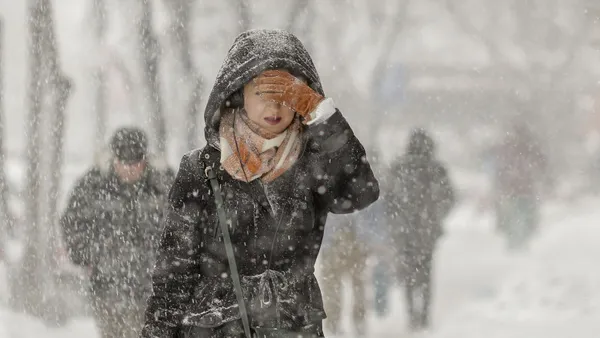 Revin ninsorile în București. Alertă Accuweather de viscol și nopți geroase, cu temperaturi sub pragul de îngheț