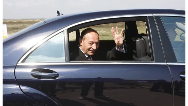 Preţul carburanţilor sare în aer. Traian Băsescu le cere românilor să renunţe la maşini: „Poate, e timpul să se gândească la transportul public