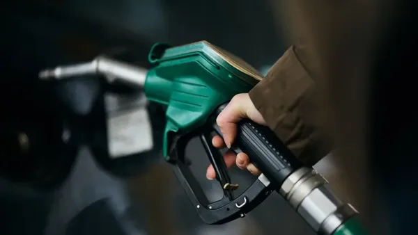 Benzina şi motorina se scumpesc din nou după trei zile de pauză. Creşteri uriaşe de preţ / Ungaria a plafonat preţurile