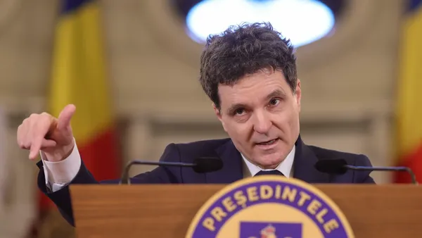 Nicuşor Dan nu se grăbeşte cu consultările. Preşedintele lasă partidele pro-occidentale să contureze o nouă majoritate