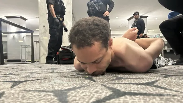 VIDEO cu capturarea. Cine este Cole Tomas Allen, suspectul care a tras la la Cina Corespondenţilor de la Casa Albă. Trump: „Este un om bolnav, foarte bolnav”