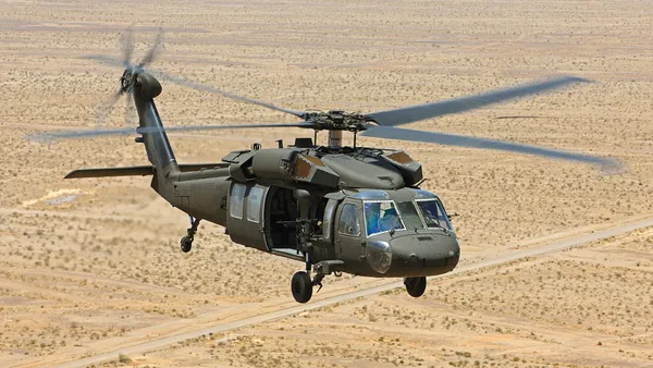 Vin americanii! Elicoptere de luptă Black Hawk și Apache, relocate în România. Ce scop are mișcarea