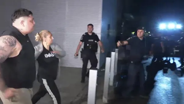 Scandal la poliție după un incident în București. Membrii a două clanuri interlope s-au războit în trafic și apoi au ieșit din mașini și s-au alergat cu săbii și topoare