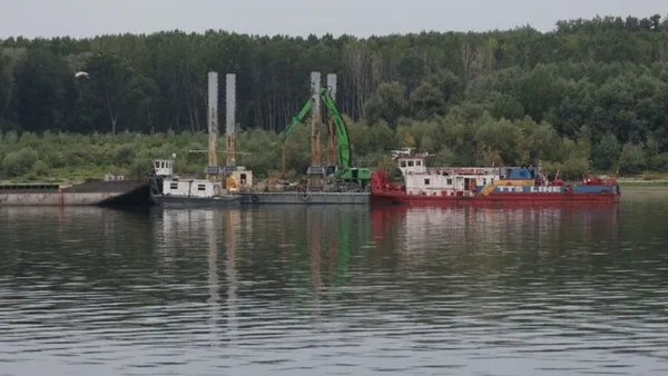 Misiune dificilă pentru salvarea Centralei de la Cernavodă.  Autorităţile reiau operaţiunile pentru scufundarea în Dunăre a barjelor încărcate