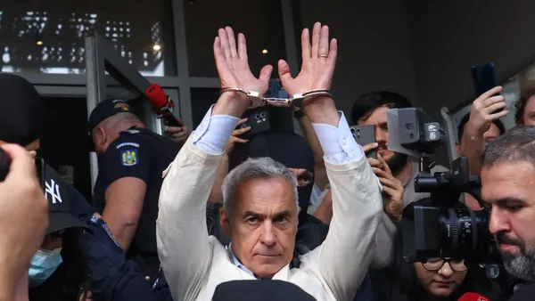 Călin Georgescu, prima noapte în arest. Împarte celula cu alți 3 deținuți și nu a vrut să mănânce nimic. Procurorii au cerut arestarea pentru 30 de zile a fostului candidat la prezidențiale